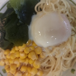 温泉卵とコーンとわかめのざるラーメン